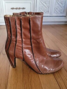 TSUBO brown piped leather booties